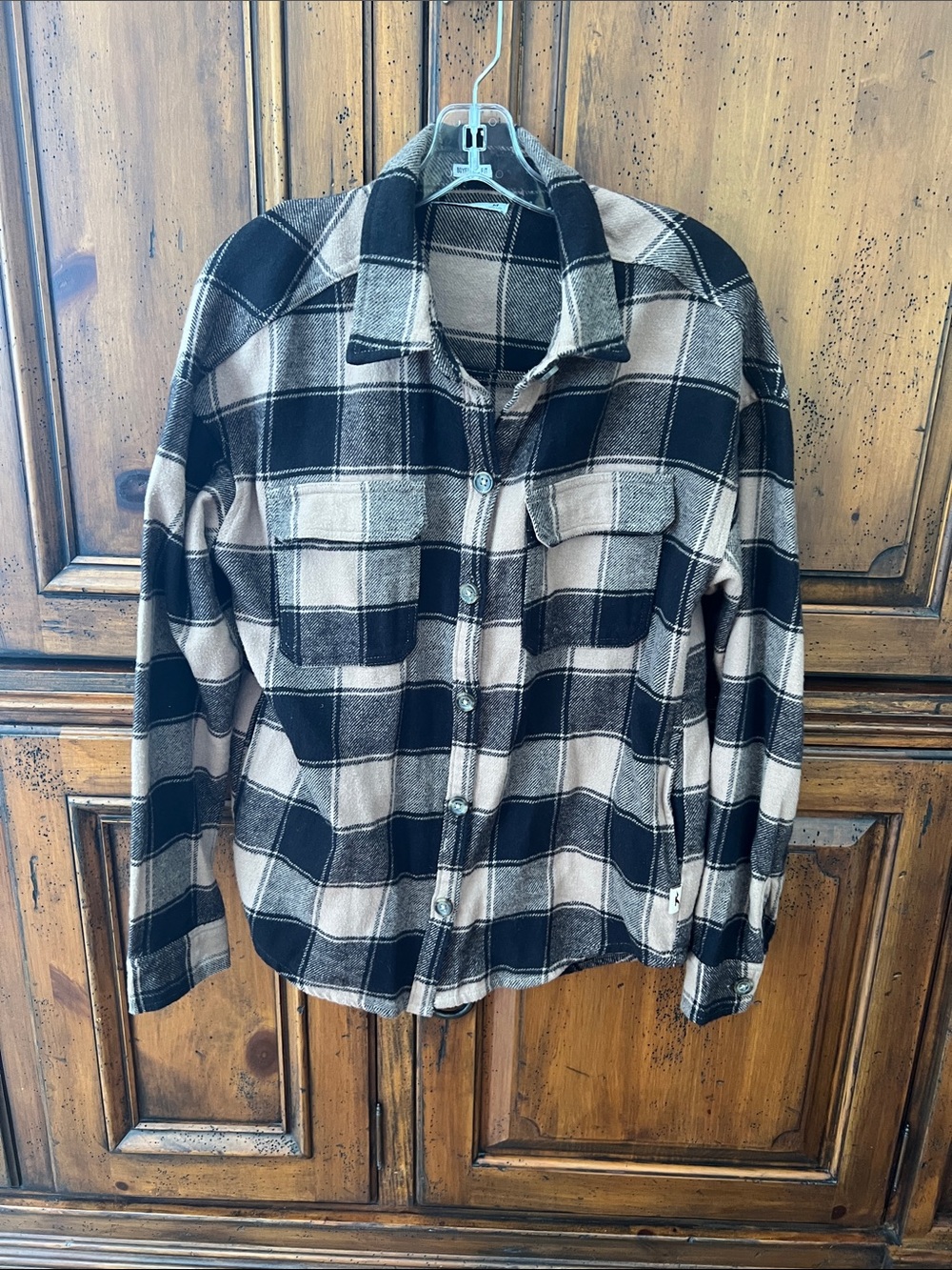 Hollister Flannel Black and Beige Plaid Button-Up Shirt Jacket with Pockets